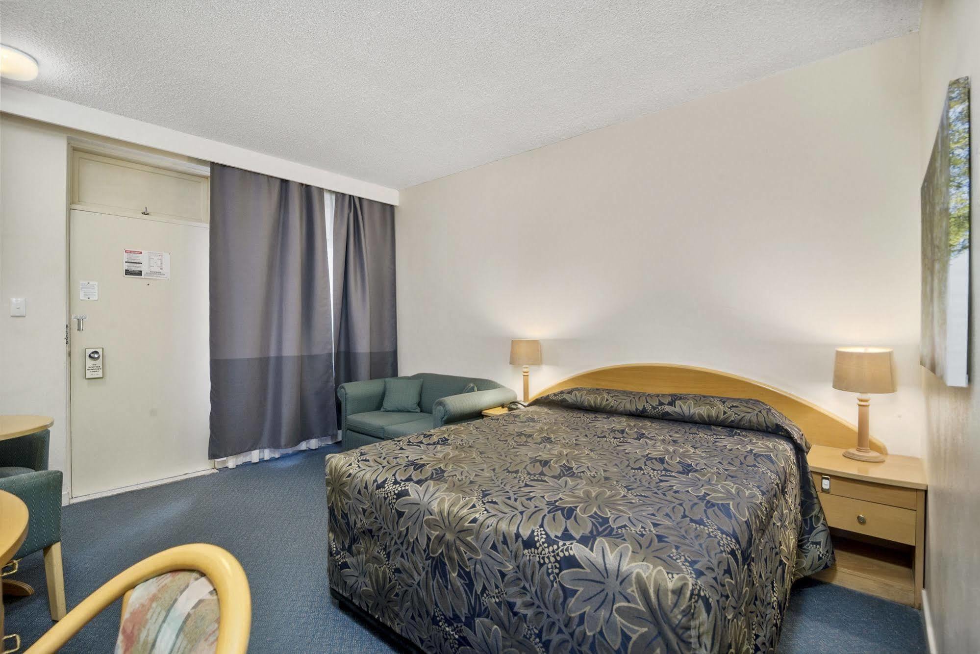 Park Motor Inn Тувумба Екстер'єр фото